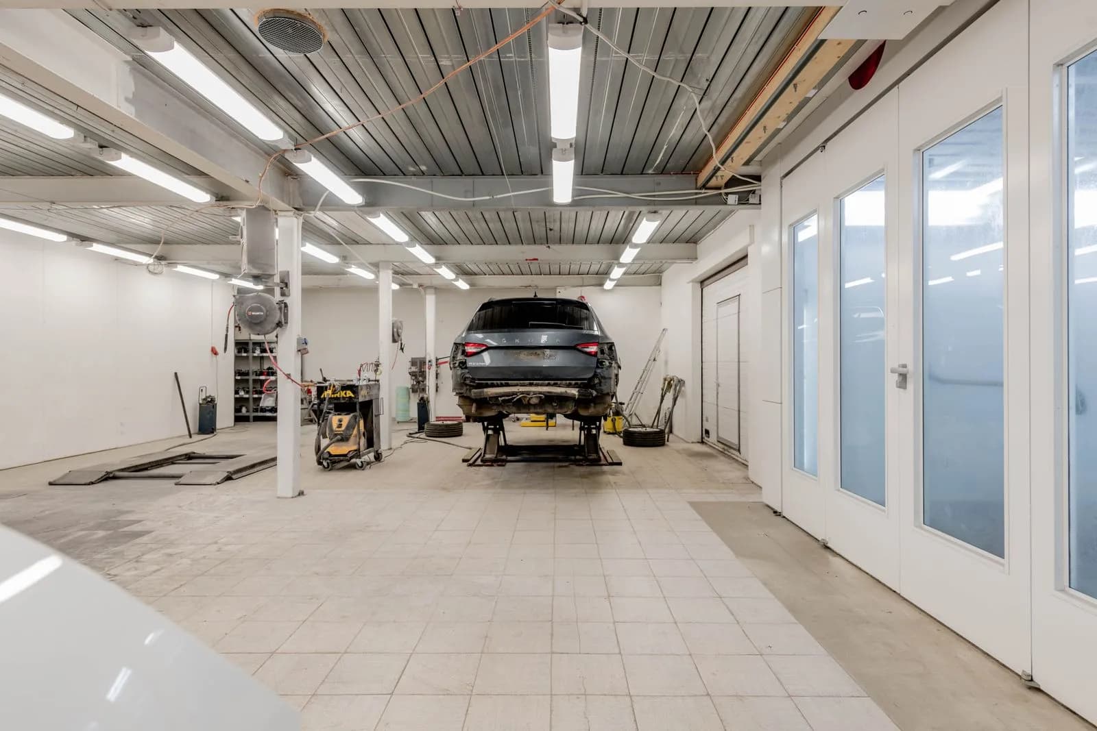 Officina automobilistica, fotografia di repertorio